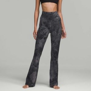 Lululemon Groove Super-High-Rise Flared Pant Nulu
Regular